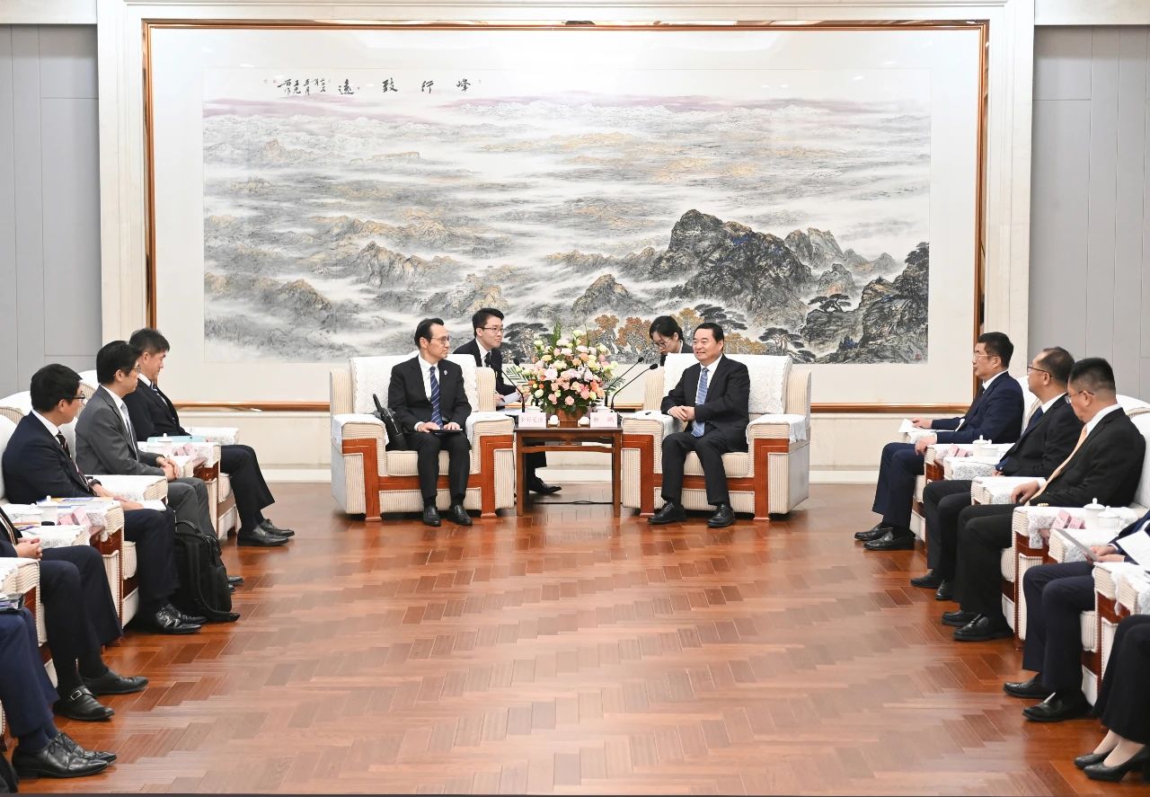郝鵬會見日本駐華大使金杉憲治和日本企業界代表一行